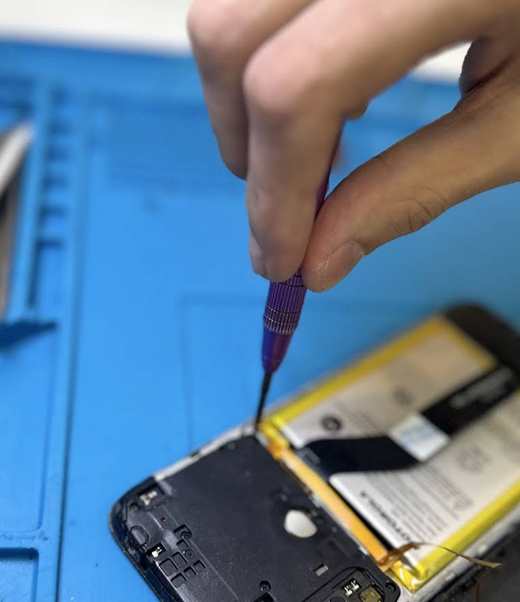 Troca de conector de carga de celular